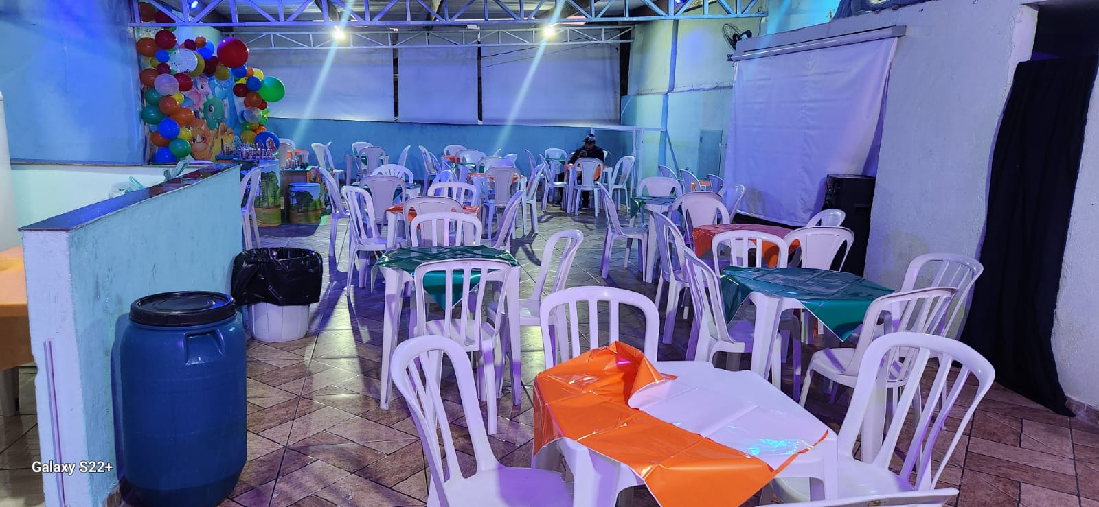 Mesas e cadeiras organizadas para eventos no salão