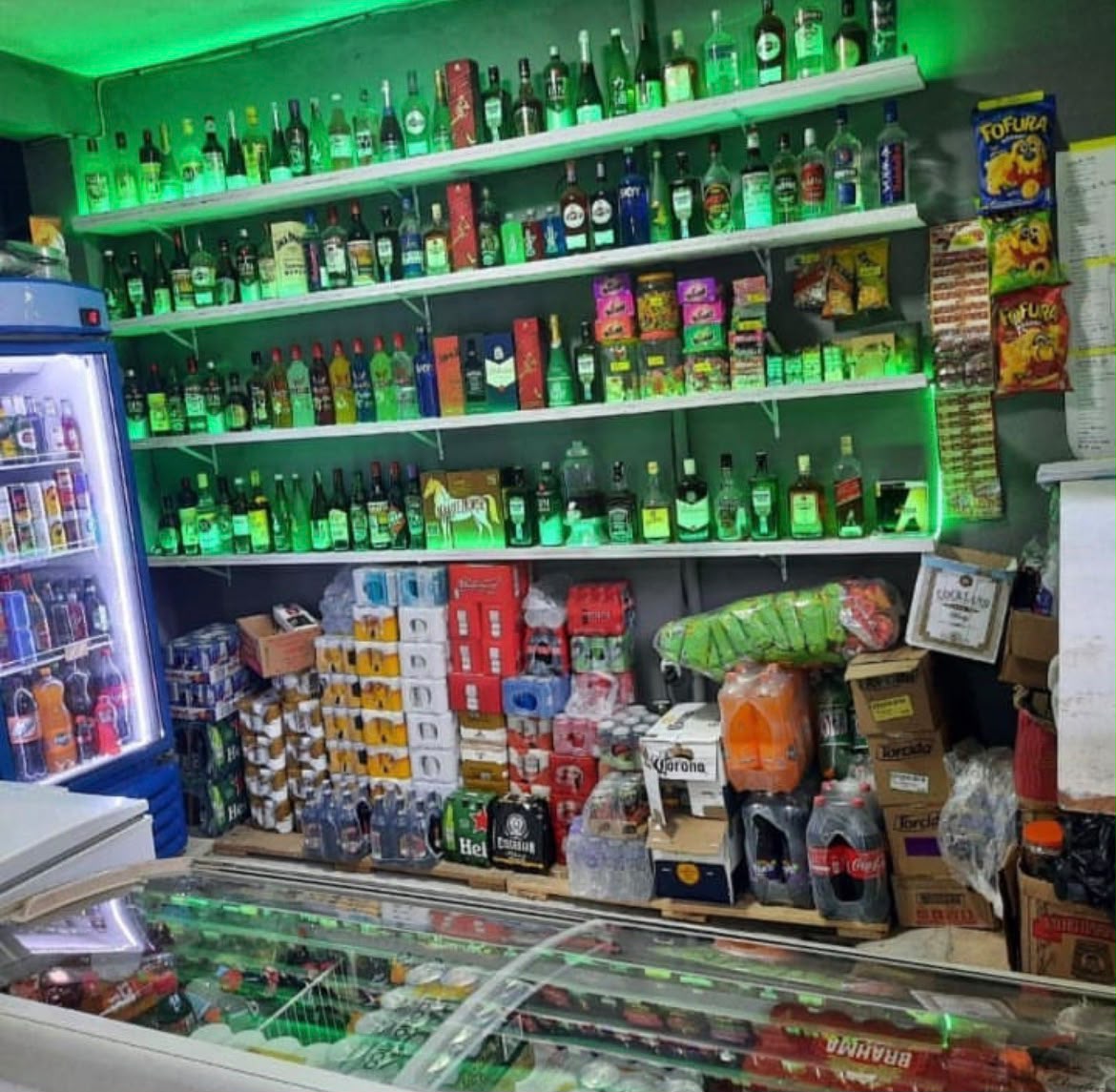 Atendimento e interior da Adega do Bahia na Vila Santa Teresinha