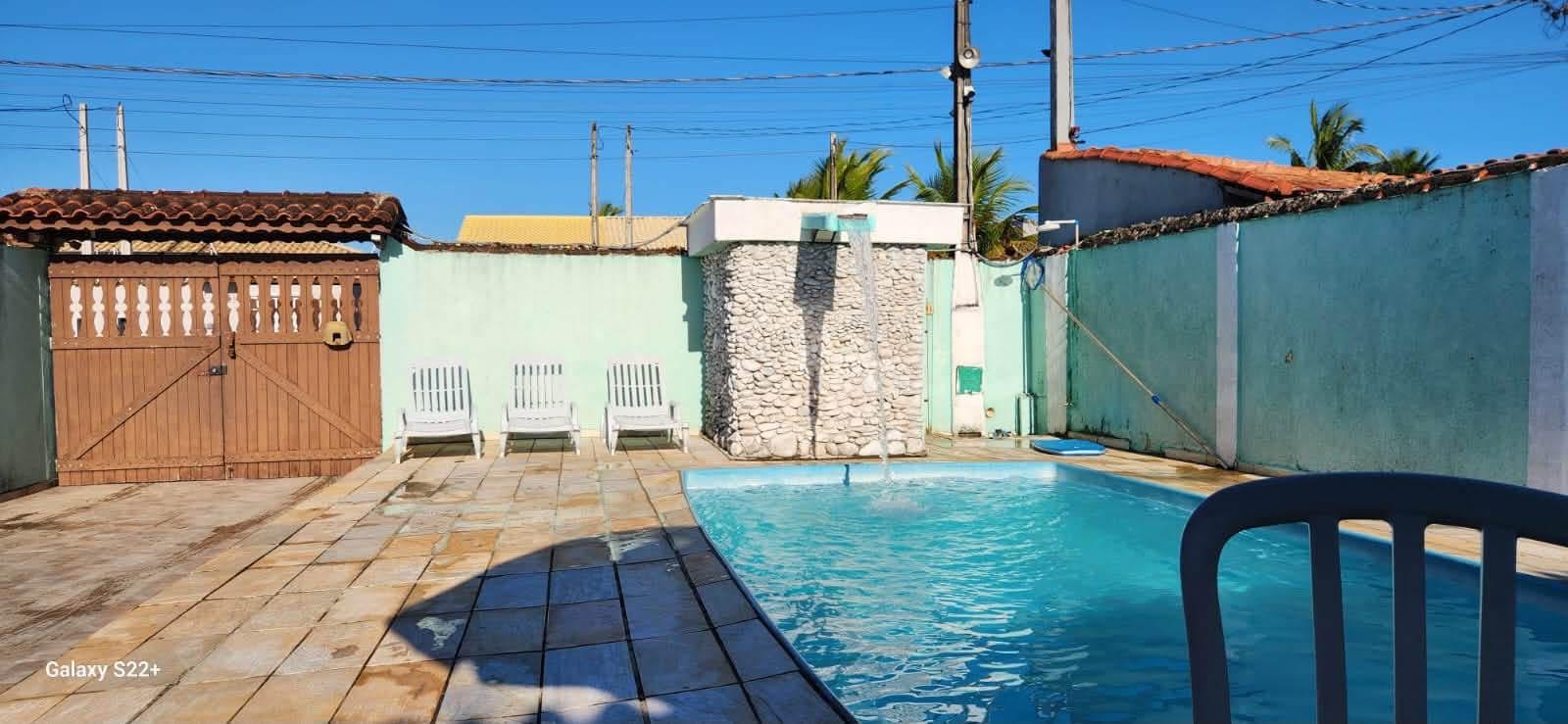 Piscina privativa com iluminação noturna e cascata