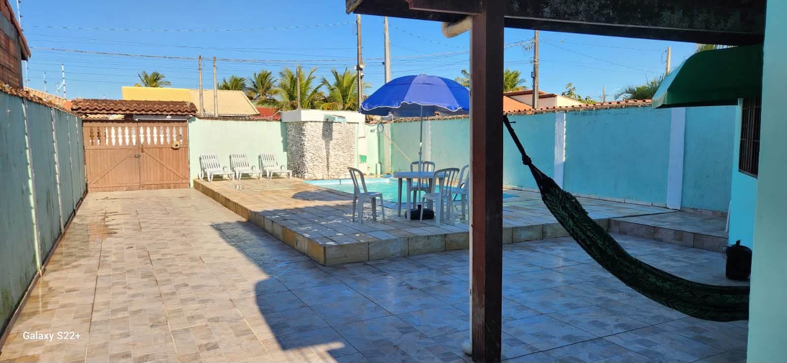 Piscina privativa vista de outro ângulo sob luz do dia