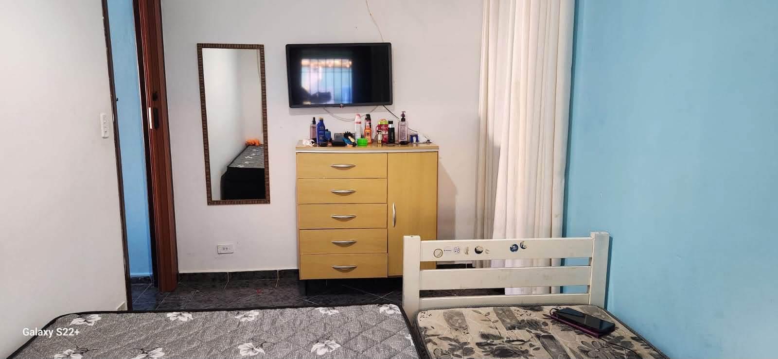 Quarto principal espaçoso e arejado da casa em Itanhaém
