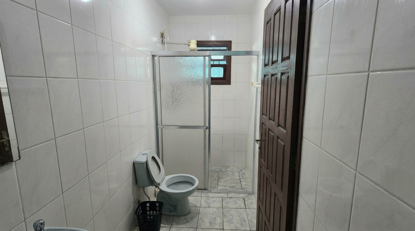 Banheiro social completo e higienizado